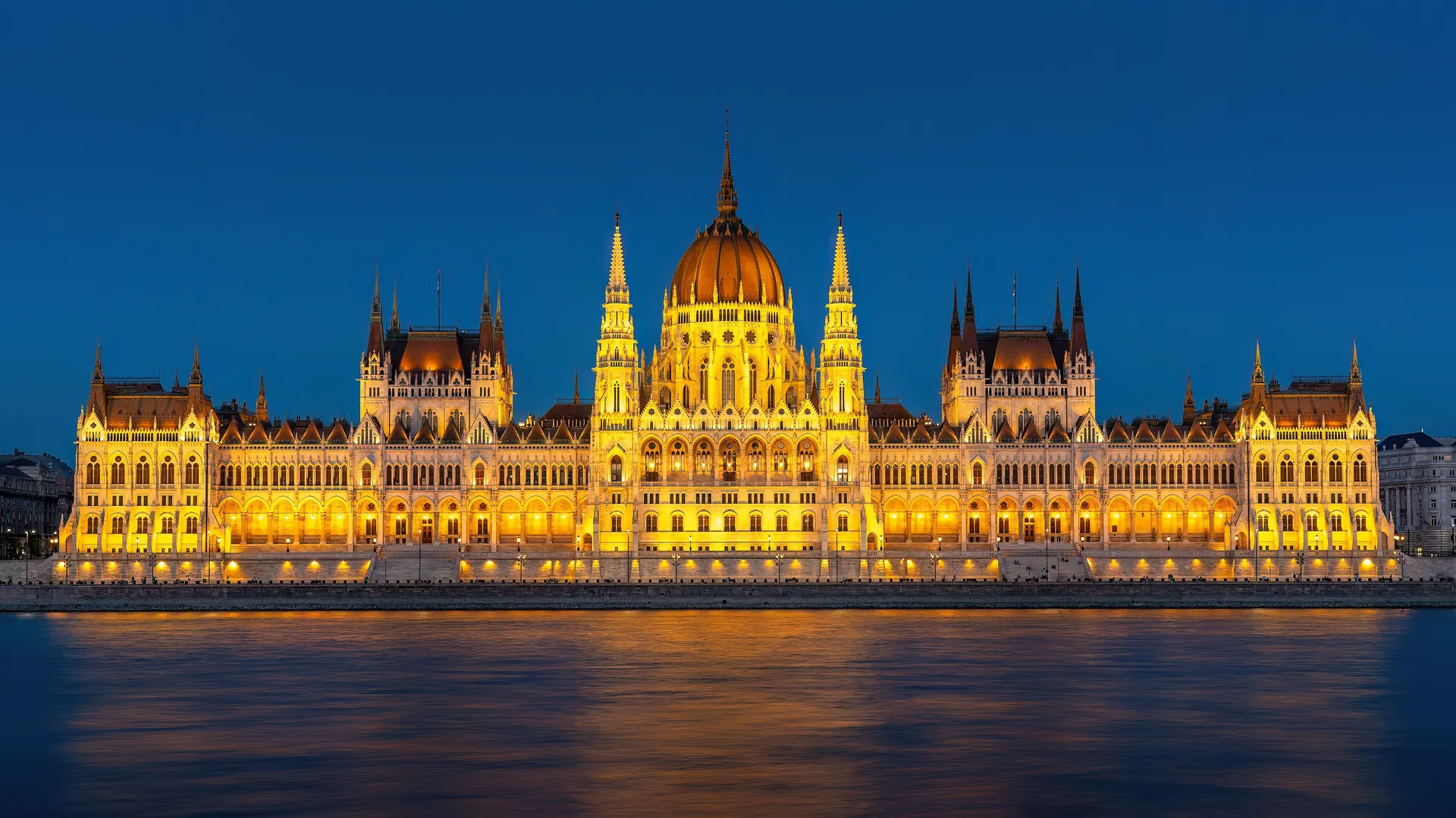 Tòa nhà Quốc hội Hungary bên sông Danube ở Budapest