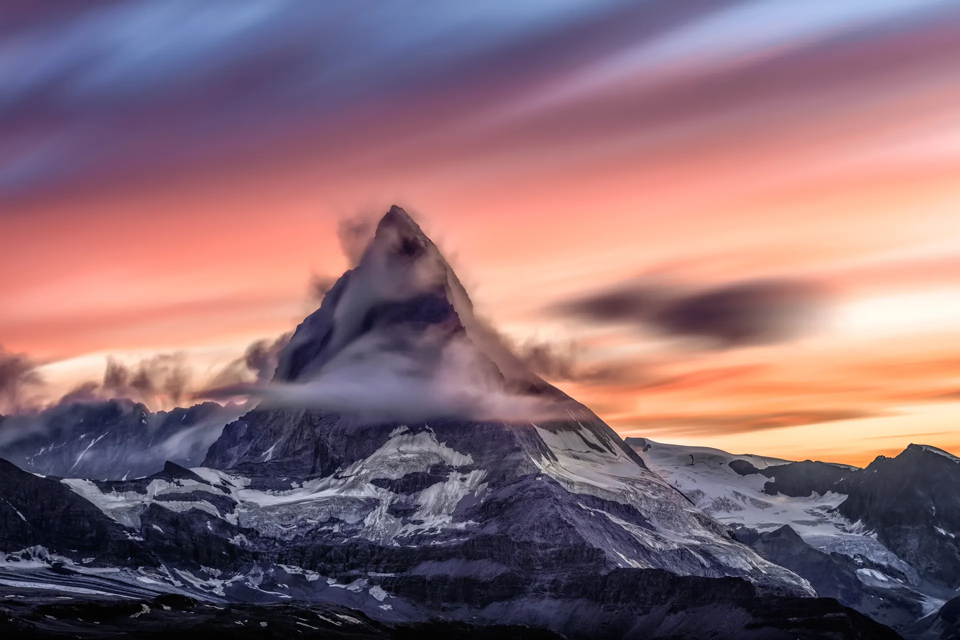 Đỉnh Matterhorn nhuộm ánh hoàng hôn trên dãy Alps